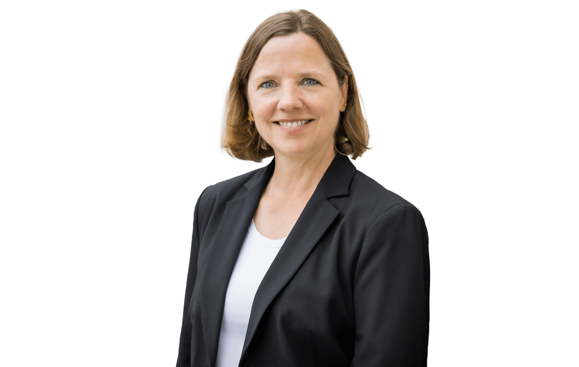 Foto: Portrait einer Frau mit schulterlangem, hellbraunem Haar. Sie trägt ein schwarzes Sakko über einem weißen Oberteil und lächelt freundlich in die Kamera. Der Hintergrund ist neutral gehalten.